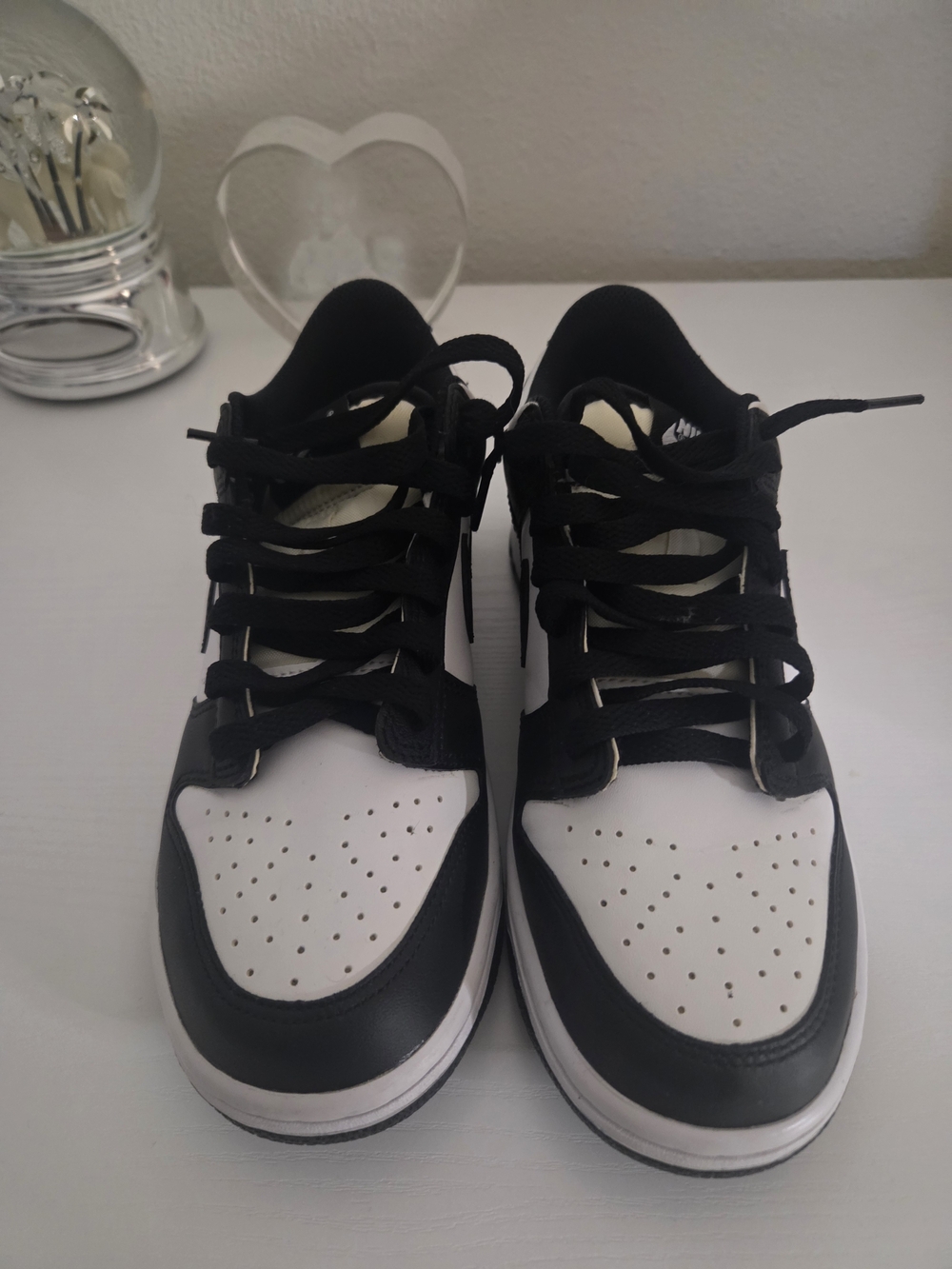 Nike Kids Black and White Low-Top Sneakers - SZ 7 YOUTH